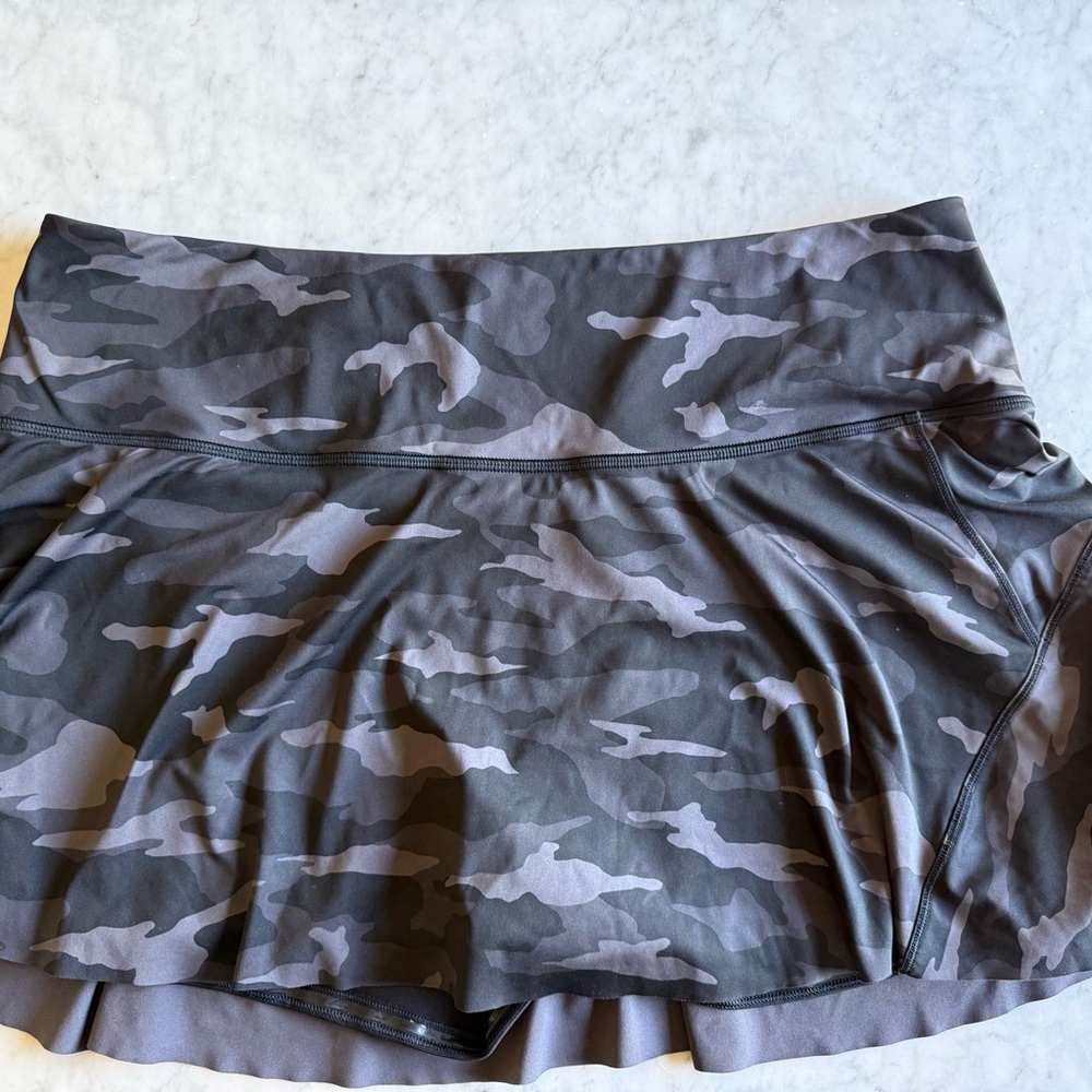 Camo Athleta Skirt with Built-In Shorts sz XL